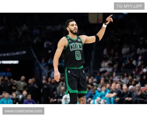 杰森塔图姆如何在NBA赛场上展现领导力与卓越才华