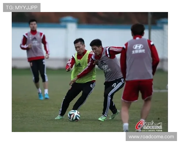 越南与朝鲜展开友谊赛激烈对抗球员们展现精彩技艺与团队精神